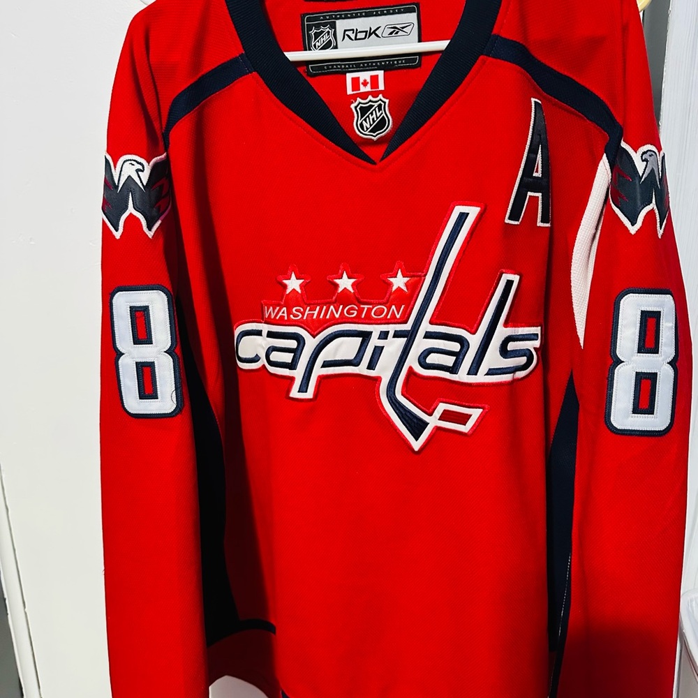 Red Washington capitals jersey